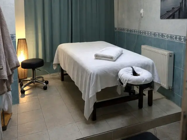 Mavi perdeli odada masaj masası ve tabure — Yenibosna, Masaj Salonun