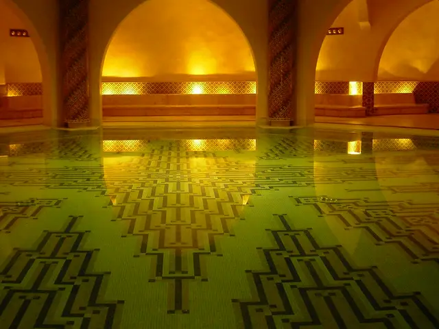 Altın ışıkla aydınlanan kemerli hamam ve mozaik havuz — Yenibosna, Masaj Salonun