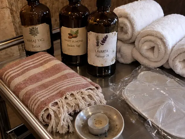 Masaj yağı şişeleri, rulo havlular ve pembe peştemal — Yenibosna, Masaj Salonun